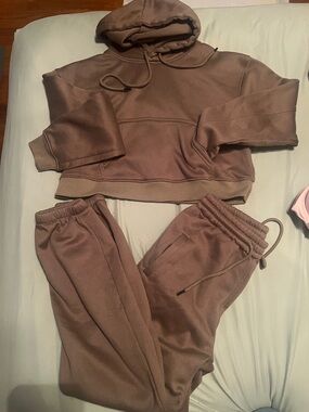 Cozy Brown Women's Cropped Hoodie & Drawstring Joggers Set